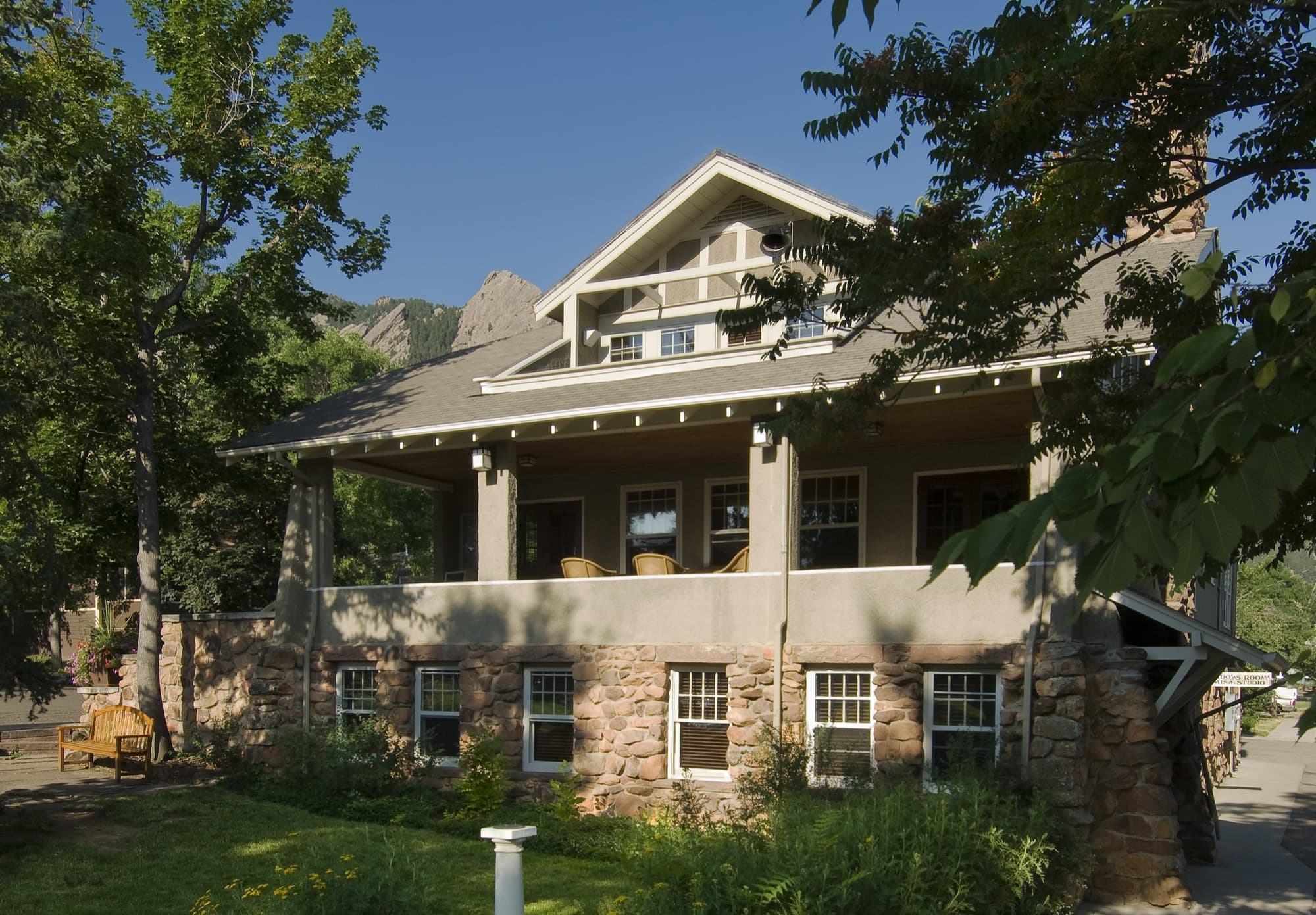 The Chautauqua Community House beneath the Flatirons.